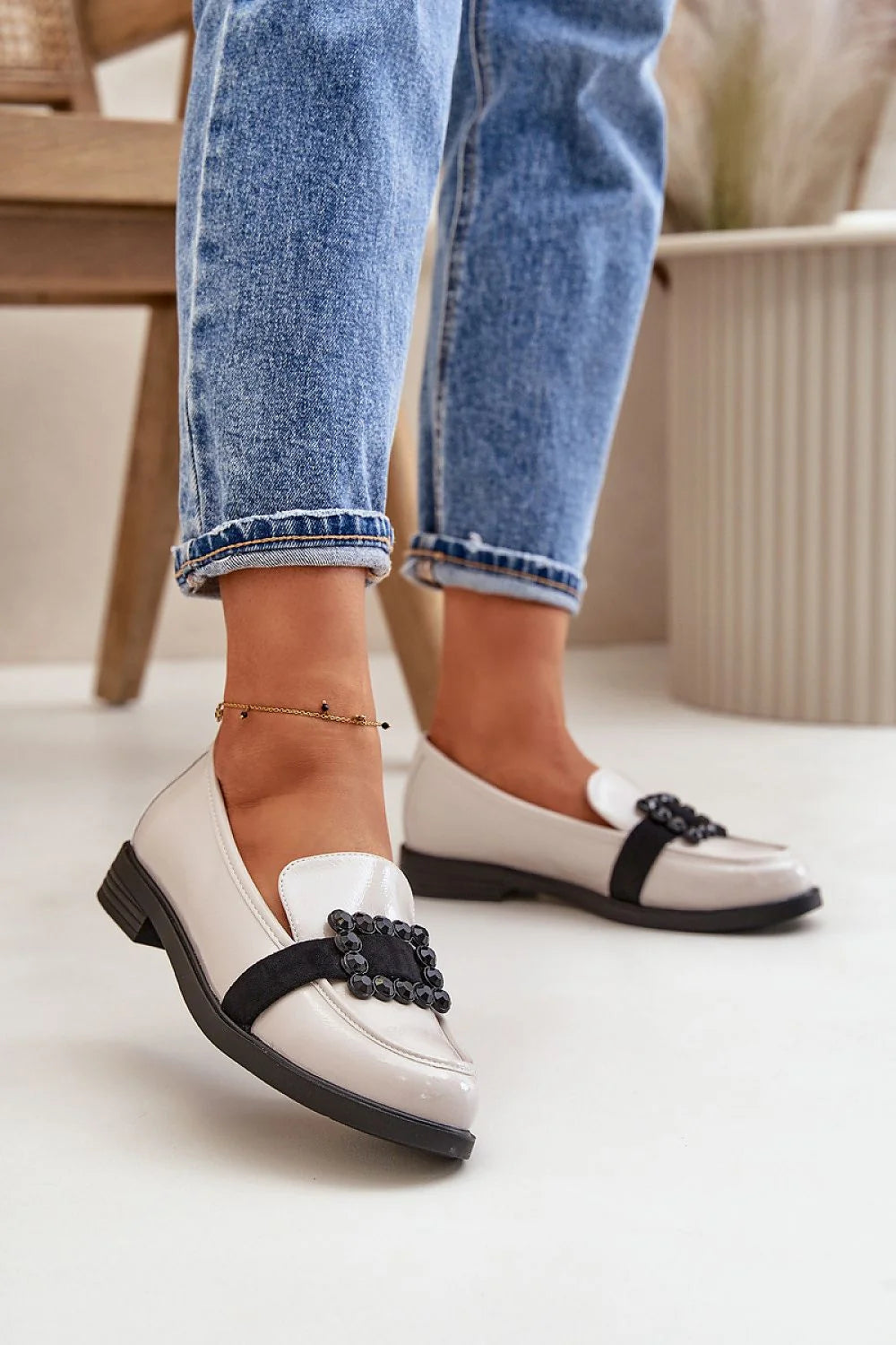 Mocassins pour femmes élégance intemporelle cuir verni beige clair boucle tissu perles talon bas confortable Vinceza