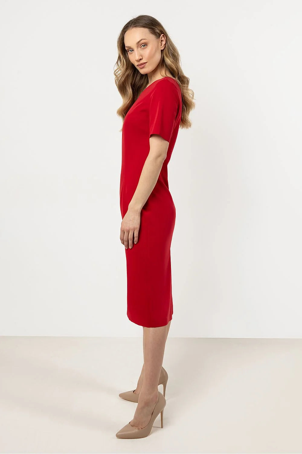 Robe élégante longueur midi manches courtes coupe ajustée finitions subtiles polyvalente femme mode intemporelle