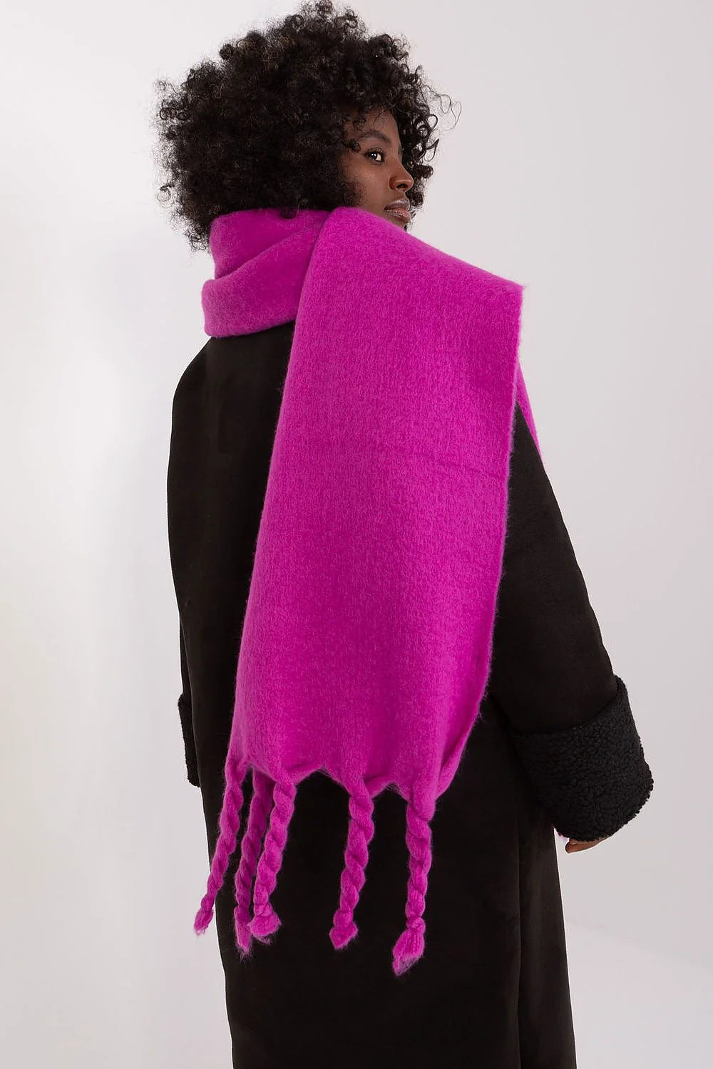 écharpe longue laine torsadée fuchsia moelleuse duveteuse oversize rectangulaire ample franges finitions mohair volumineuse chaude hivernale élégante polyvalente