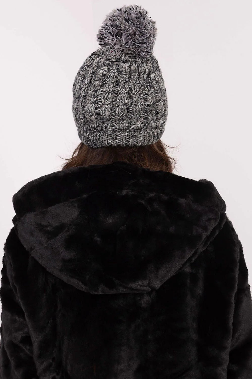 ensemble hivernal chic bonnet grosse maille gris chiné pompon strass dorés laine mélangée veste fausse fourrure noire coupe ample décontractée