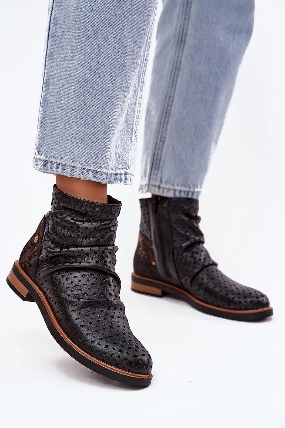 bottines femme Maciejka cuir noir perforé mi cheville talon plat 3cm bout arrondi fermeture éclair latérale tige froissée