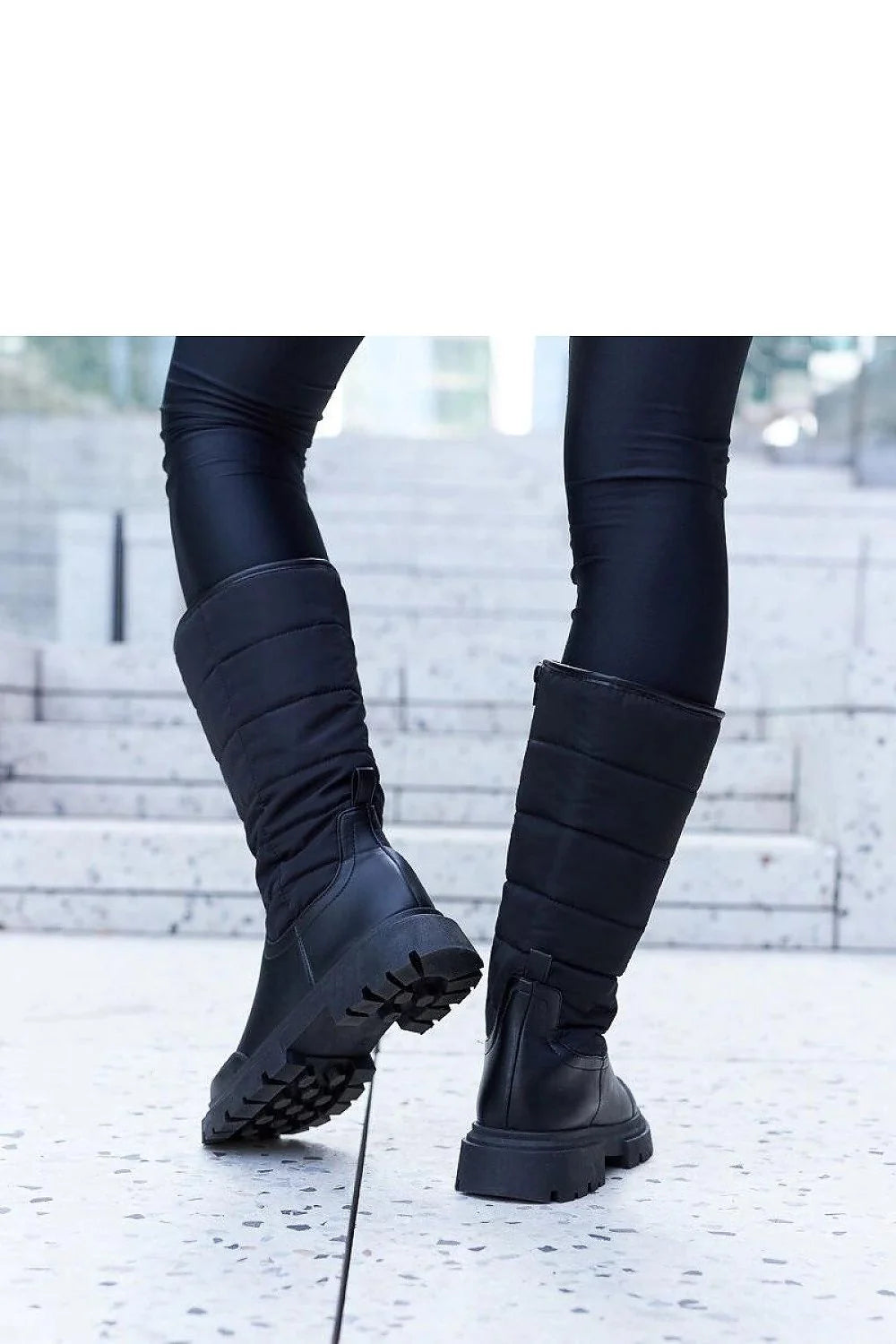 Bottes cuissardes cuir noir style moderne matelassé semelle épaisse confort hiver femmes élégantes