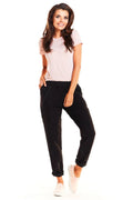 pantalon jogger femme coton extensible doux ajusté taille élastique chevilles resserrées revers poches latérales coutures structurantes athleisure polyvalent quotidien détente