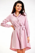 Robe chemise femme élégante manches longues rose pâle ceinture assortie coupe évasée longueur genou asymétrie