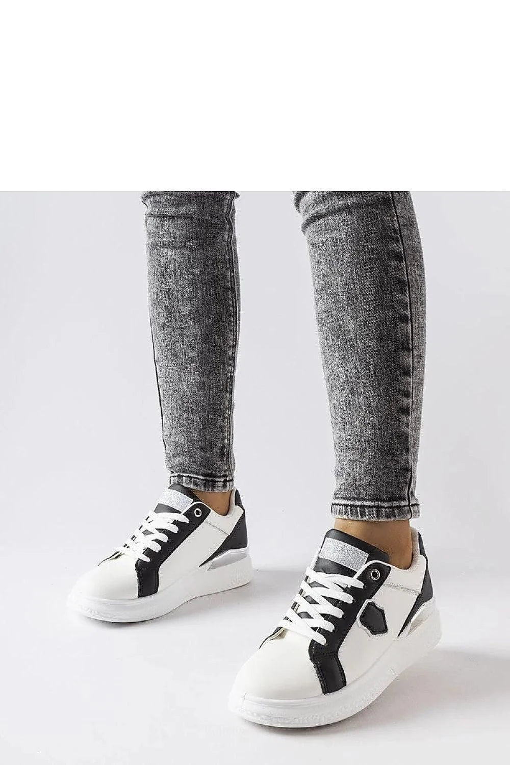 baskets femme basses blanches noires cuir synthétique urbaines confortables rembourrées semelle épaisse amorti antidérapante lacets métalliques coutures hexagone