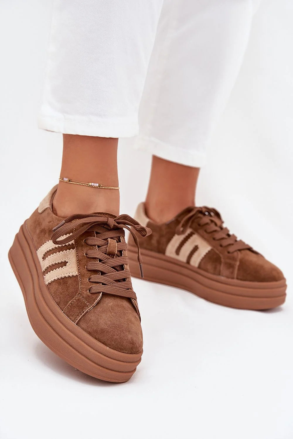 baskets plateformes femme suède naturel marron lacets tige basse bandes contrastantes beige rétro chic semelle intérieure cuir antidérapante