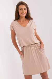 Robe jersey viscose nude beige encolure v profond manches courtes tombantes taille élastiquée blousante coupe droite ample silhouette