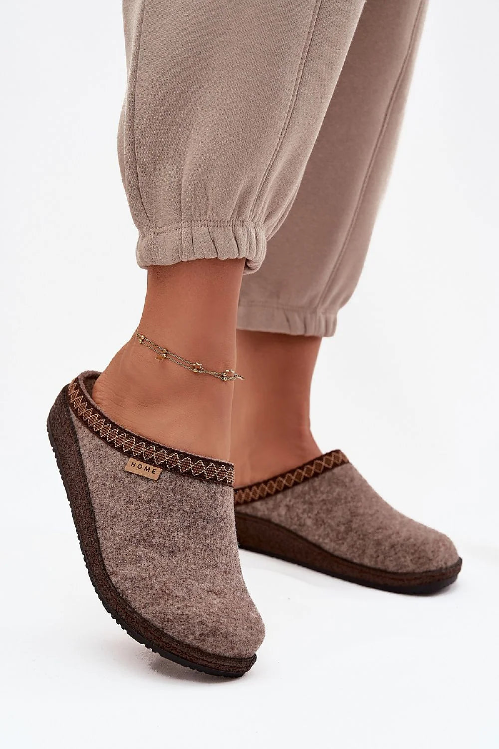 chaussons femmes Inblu feutre laine taupe mules intérieur bout arrondi bordure broderie marron etiquette HOME semelle souple antidérapante