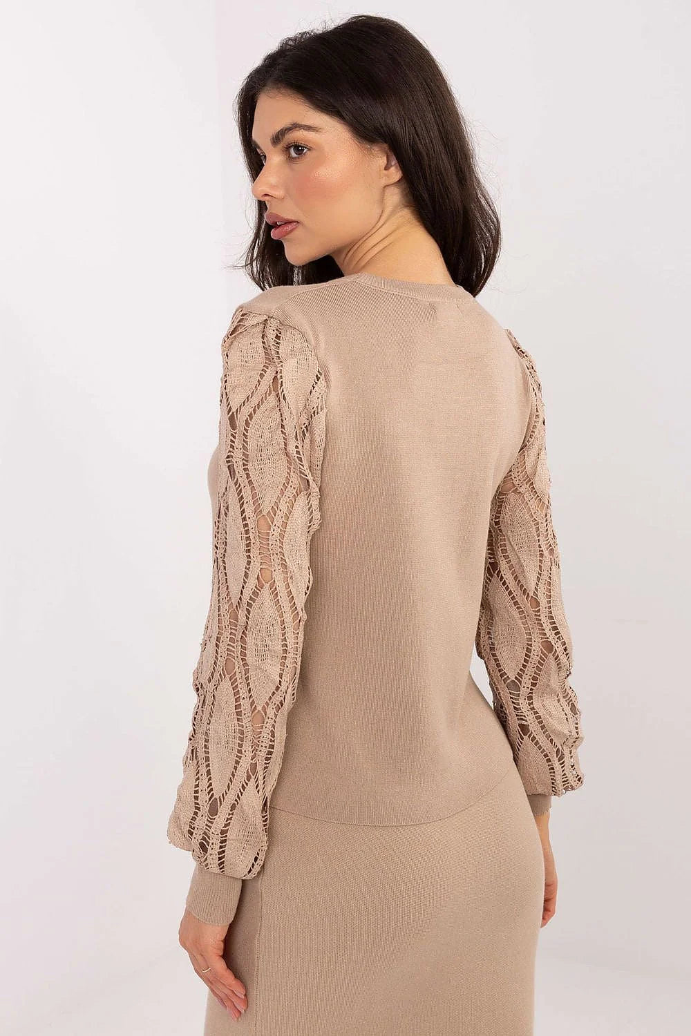 pull femme beige viscose polyester manches bouffantes ajourées dentelle crochetée poignets côtelés coupe cintrée jupe crayon taille haute boutons dorés