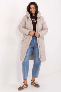 doudoune longue femme matelassée beige clair rembourrée légère isolante thermique capuche cordons fermeture zippée boutons pression poches latérales coupe oversize