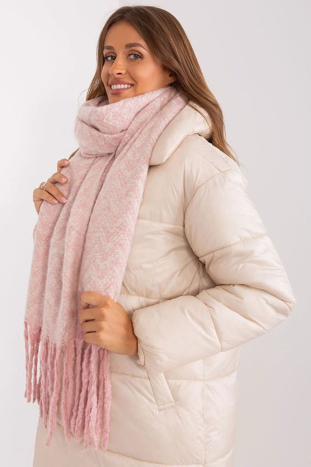 Châle en polyester, motif chevrons, franges, couleur rose pâle, écharpe longue, hiver, femmes, style moderne, chic, confortable, accessoire, écharpe en duvet, polyvalent
