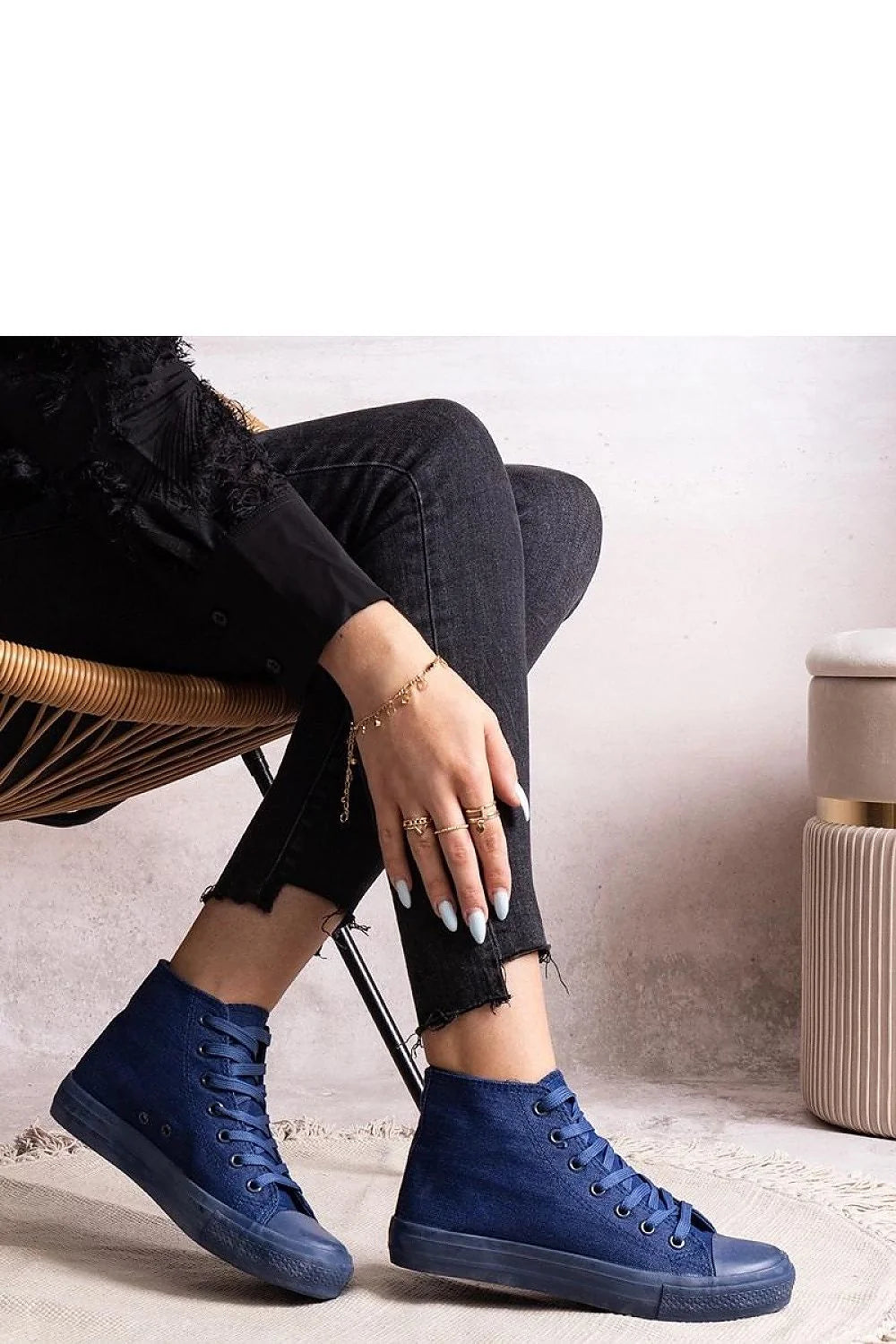 Baskets montantes femme style urbain moderne bleu profond tige canvas semelle caoutchouc lacets ronds