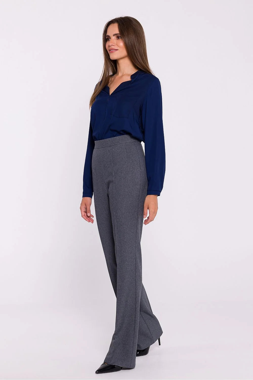 pantalon femme élégant raffiné taille haute jambe évasée gris anthracite tissu noble doux toucher finition soignée coutures discrètes poches latérales