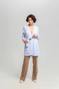 Ensemble cardigan et pantalon pour femme en bleu pastel, style moderne, coupe droite, matériau doux, confortable