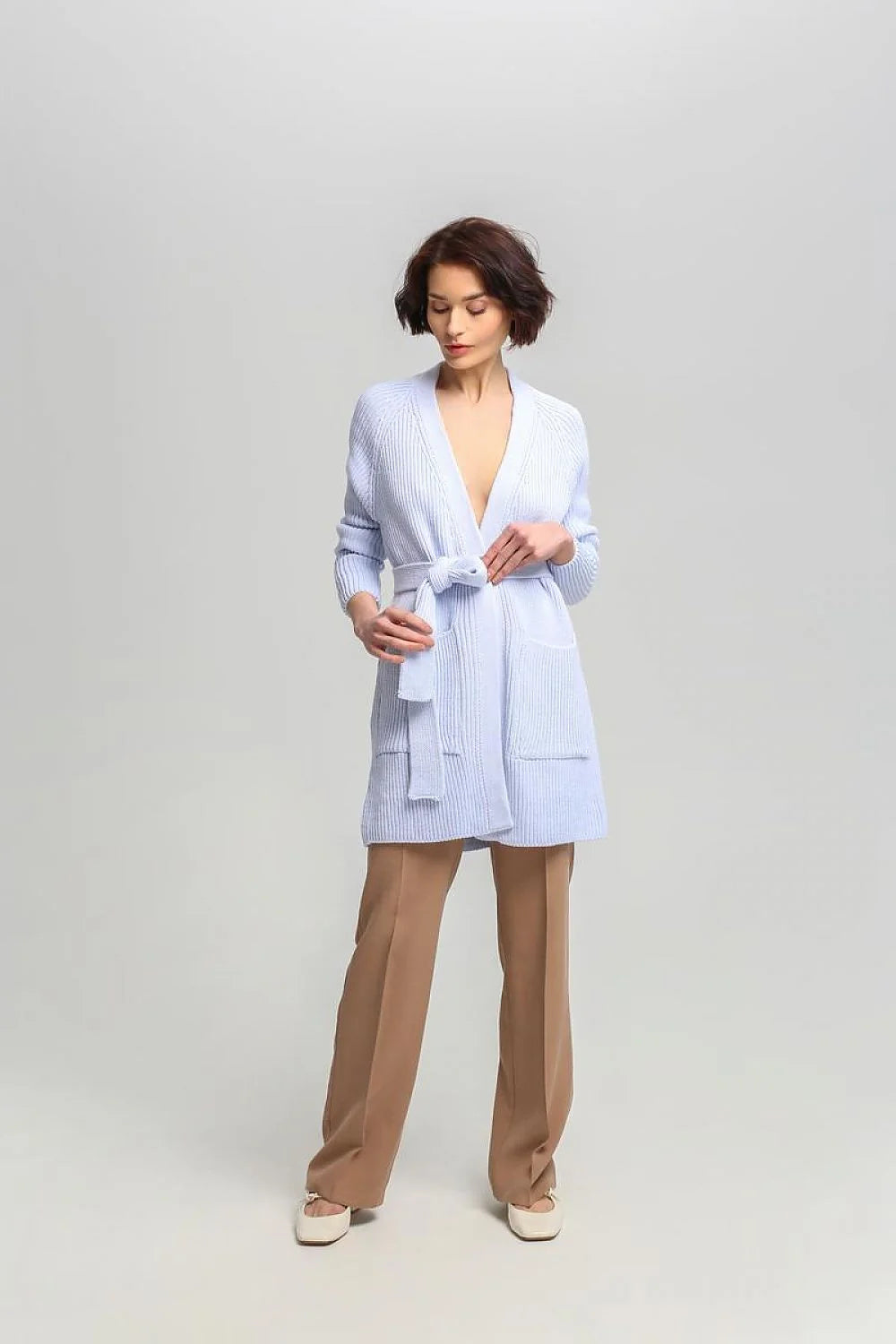 Ensemble cardigan et pantalon pour femme en bleu pastel, style moderne, coupe droite, matériau doux, confortable