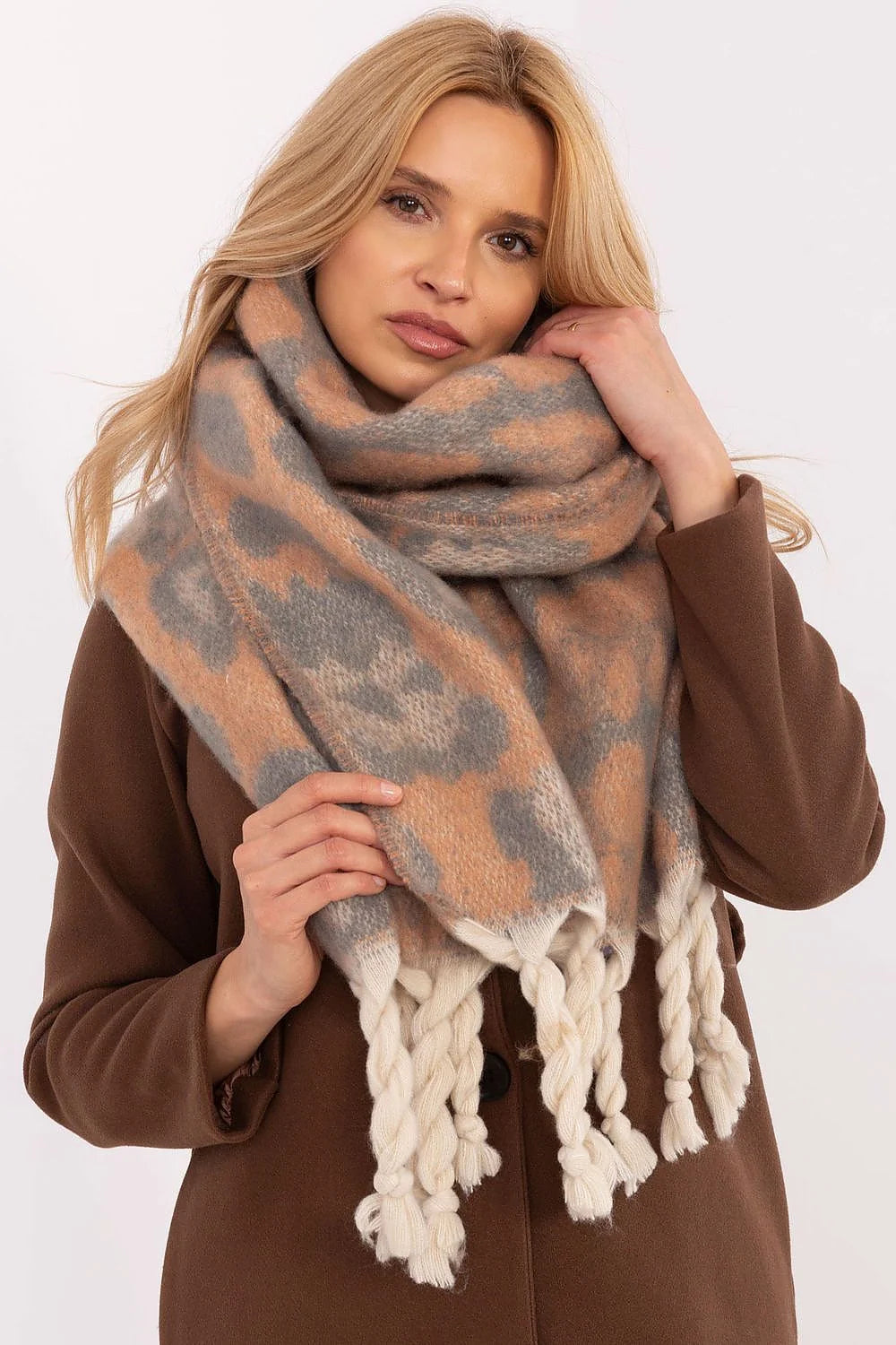 Écharpe féminine en polyester et fibres naturelles motif abstrait gris et beige-orange franges tressées large et enveloppante pour hiver