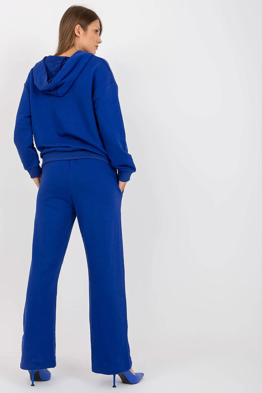 Ensemble Fancy pour femme en bleu vibrant, haut ample en V, pantalon droit élastique, accessoires assortis