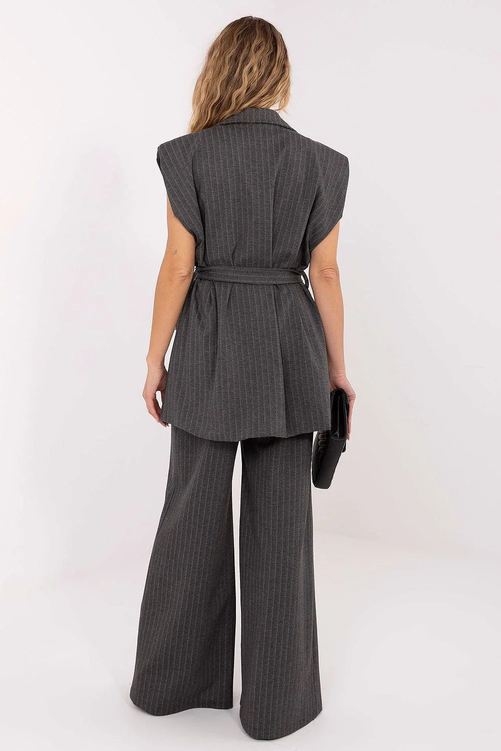 gilet blazer femme tailleur ceinturé sans manches gris anthracite fines rayures verticales épaules structurées poches rabat