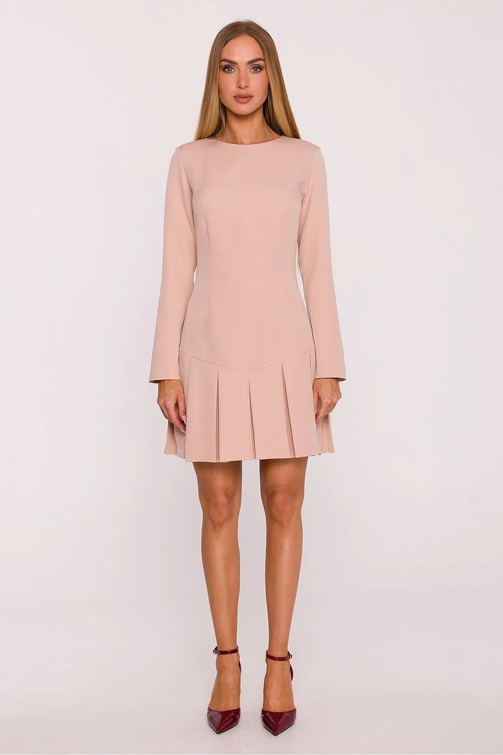 robe courte manches longues col rond rose poudré coupe droite ajustée jupe plissée crêpe structuré minimaliste