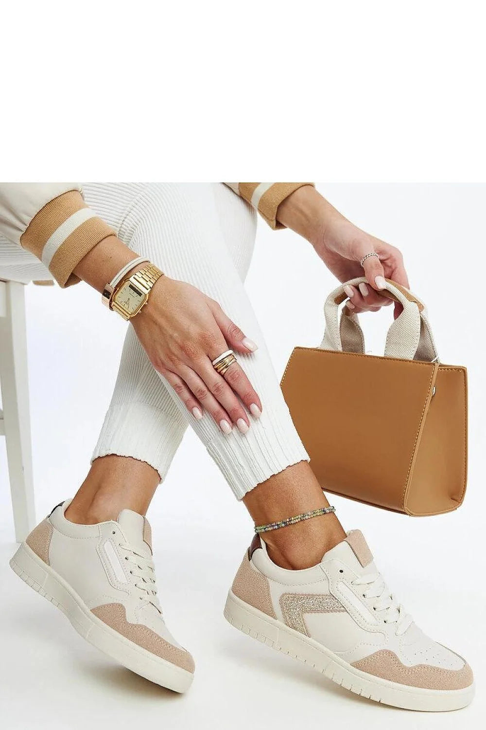 baskets femmes basses beige crème brocart cuir synthétique suède pailleté discret lacées bout rond semelle gomme épaisse rembourrées