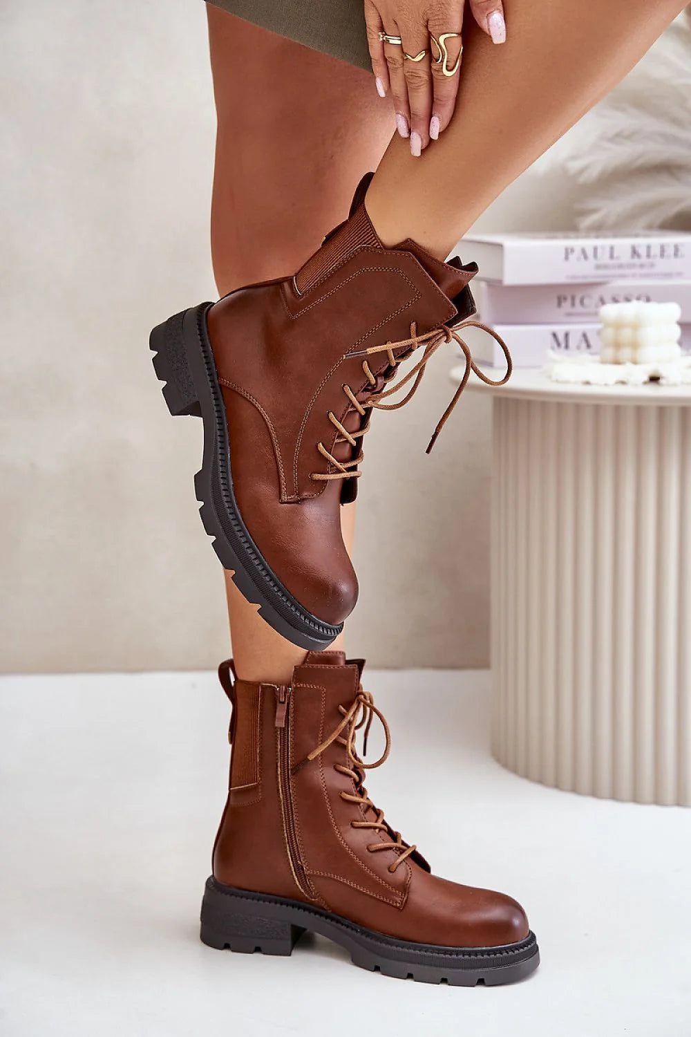 Bottes pour femmes design robuste contemporain style militaire chic cuir marron人工 doublure fermeture éclair latérale lacets surpiqûres contrastées semelle caoutchouc épaisse crantée talon bas coupe montante occasions quotidiennes et variées