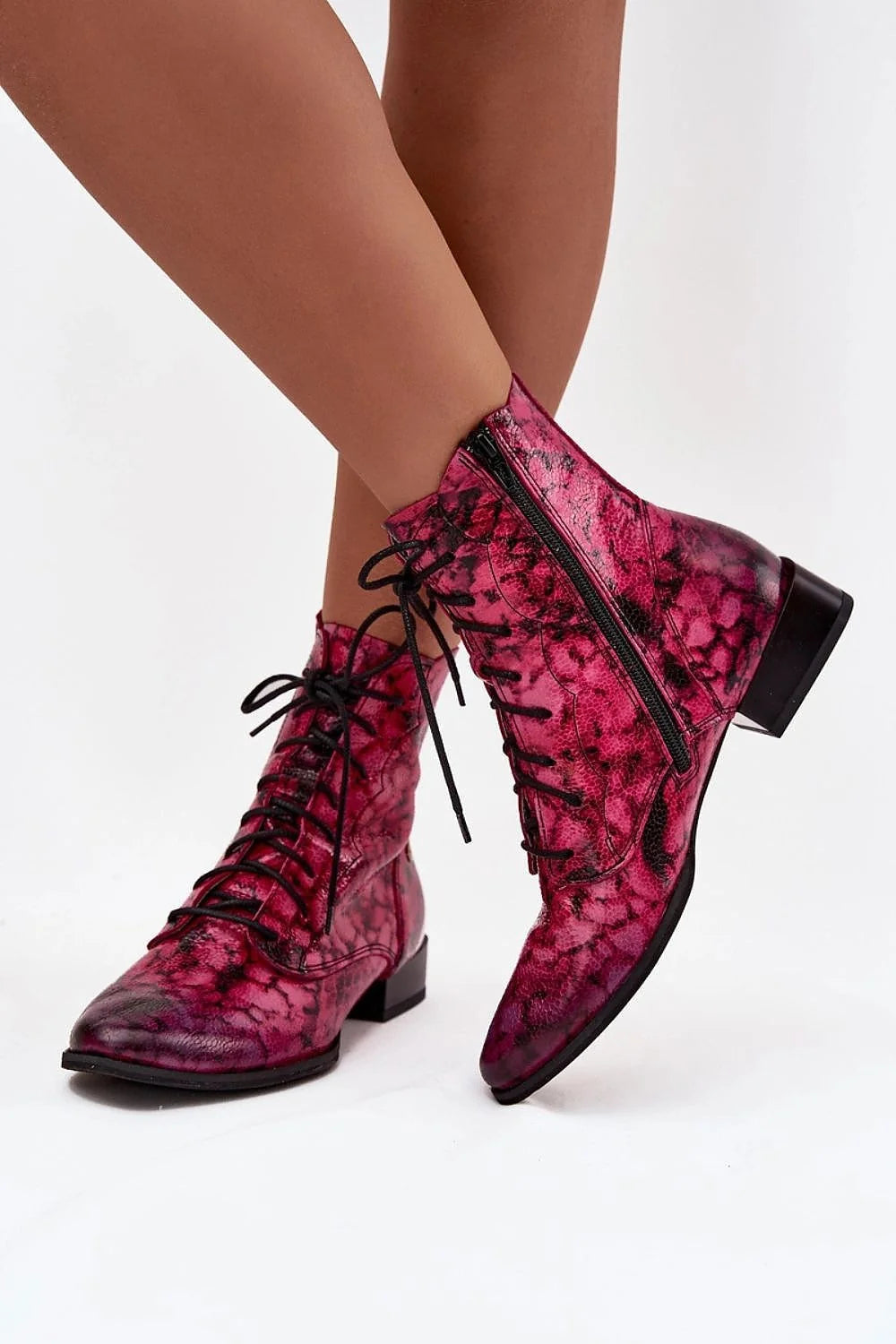 bottines femme cuir naturel python fuchsia marbré verni bout pointu tige cheville lacets noirs talon bas biseauté semelle fine