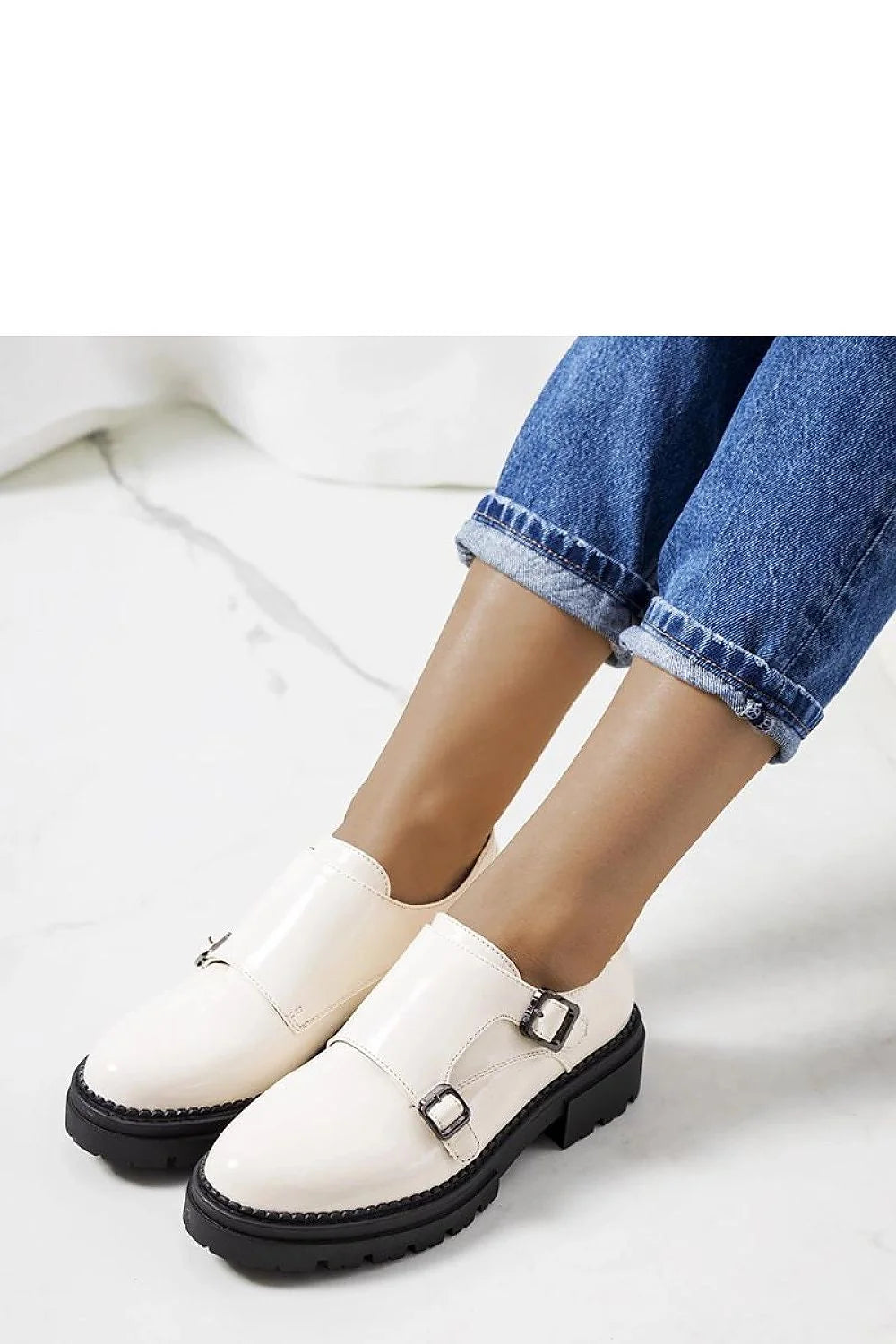 Chaussures basses pour femmes, design moderne, Derby, cuir verni, semelle crantée, couleur crème, confort, style élégant, occasion polyvalente, finitions luxueuses, idée cadeau, mode actuelle, tendance saisonnière, collection automne-hiver
