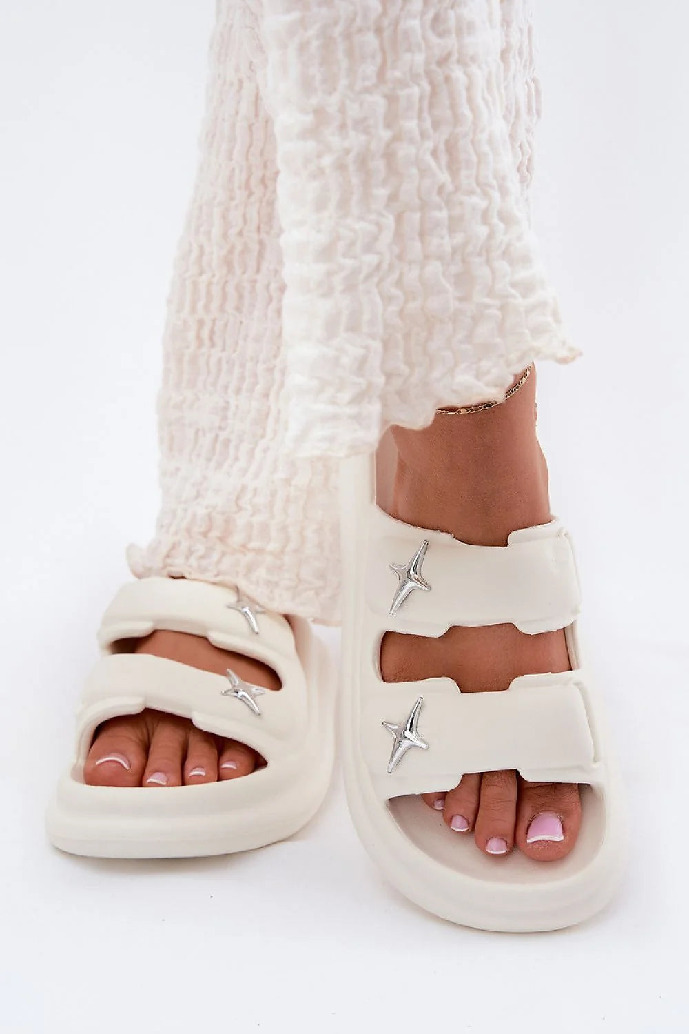 Sandales femmes style moderne design épuré confort exceptionnel mousse et métal étoiles argentées occasions multiples tailles 36 à 41