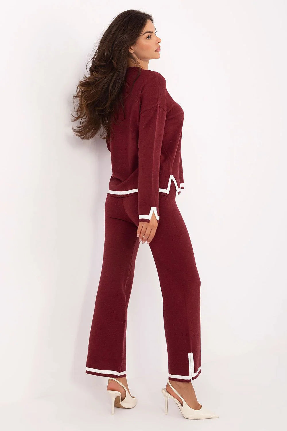 ensemble femme deux pièces pull col V manches longues maille douce pantalon taille haute jambes évasées bordeaux liseré blanc contrastant