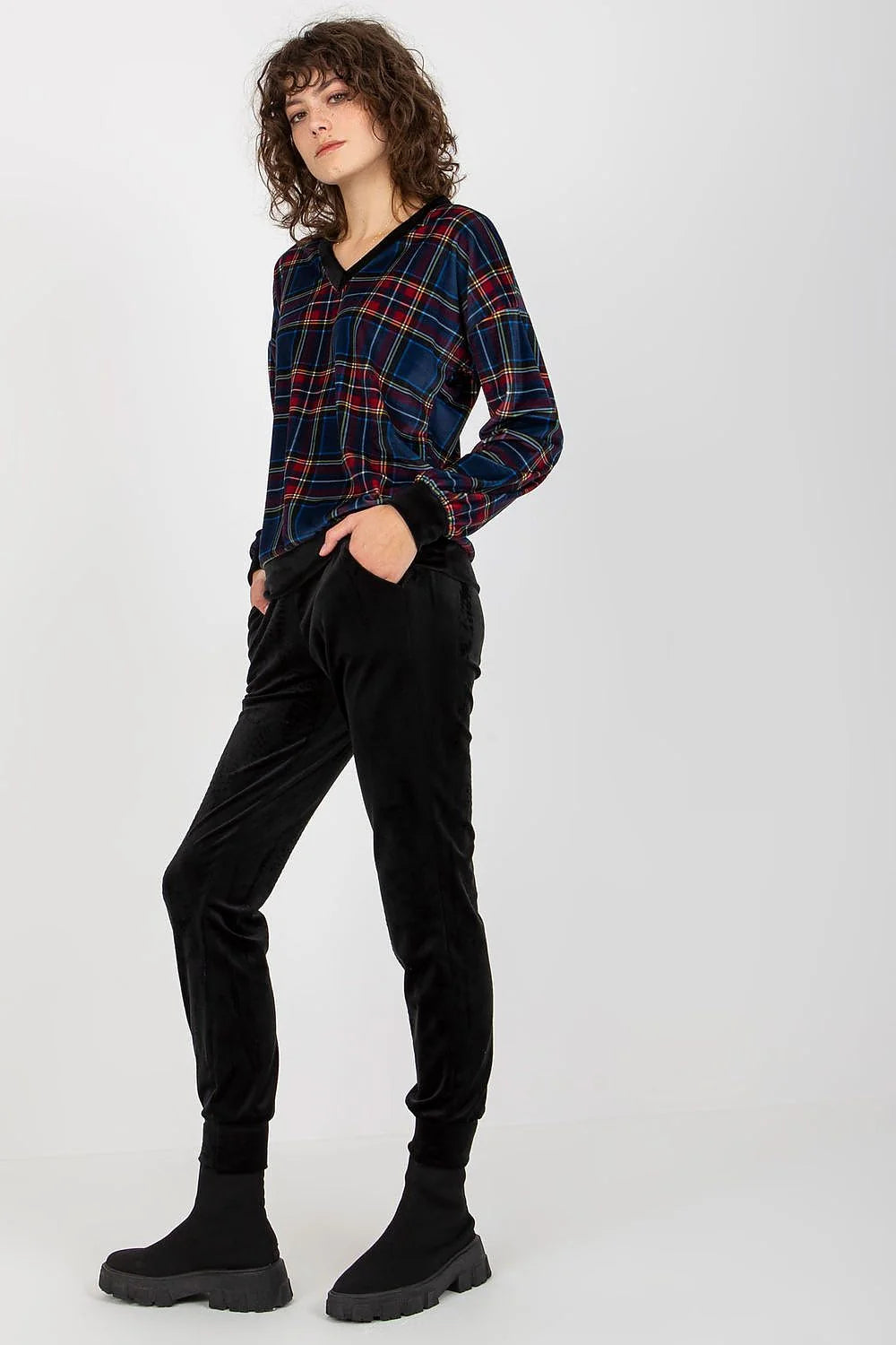 Ensemble Rue Paris velours blouse carreaux tartan rouge colV manches longues poignets noirs pantalon jogger noir taille élastique