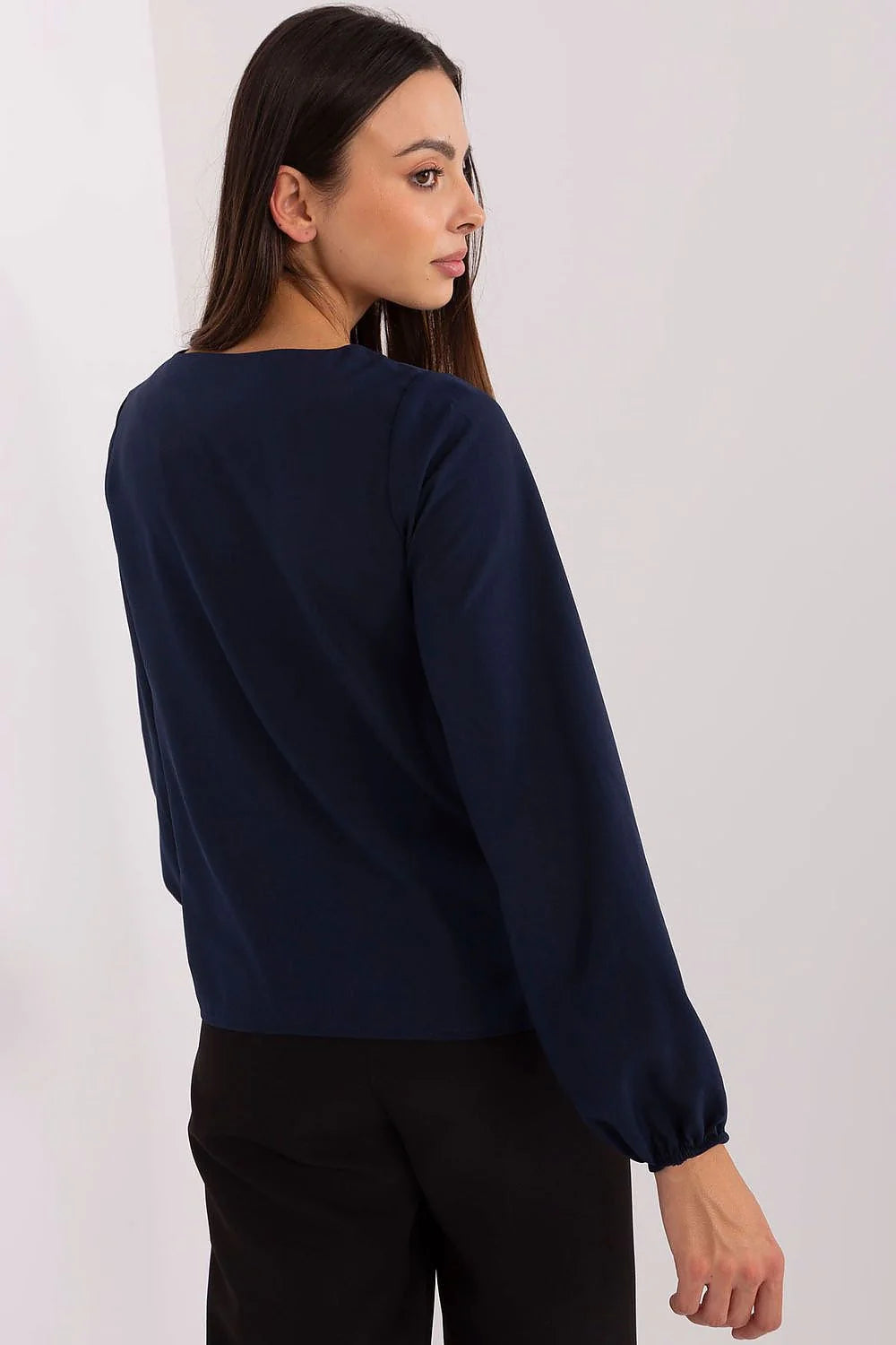 chemisier élégant longueur tissu lisse volant vertical perlé perles encolure ronde manches longues enfilage facile polyester viscose elasthanne confortable polyvalent