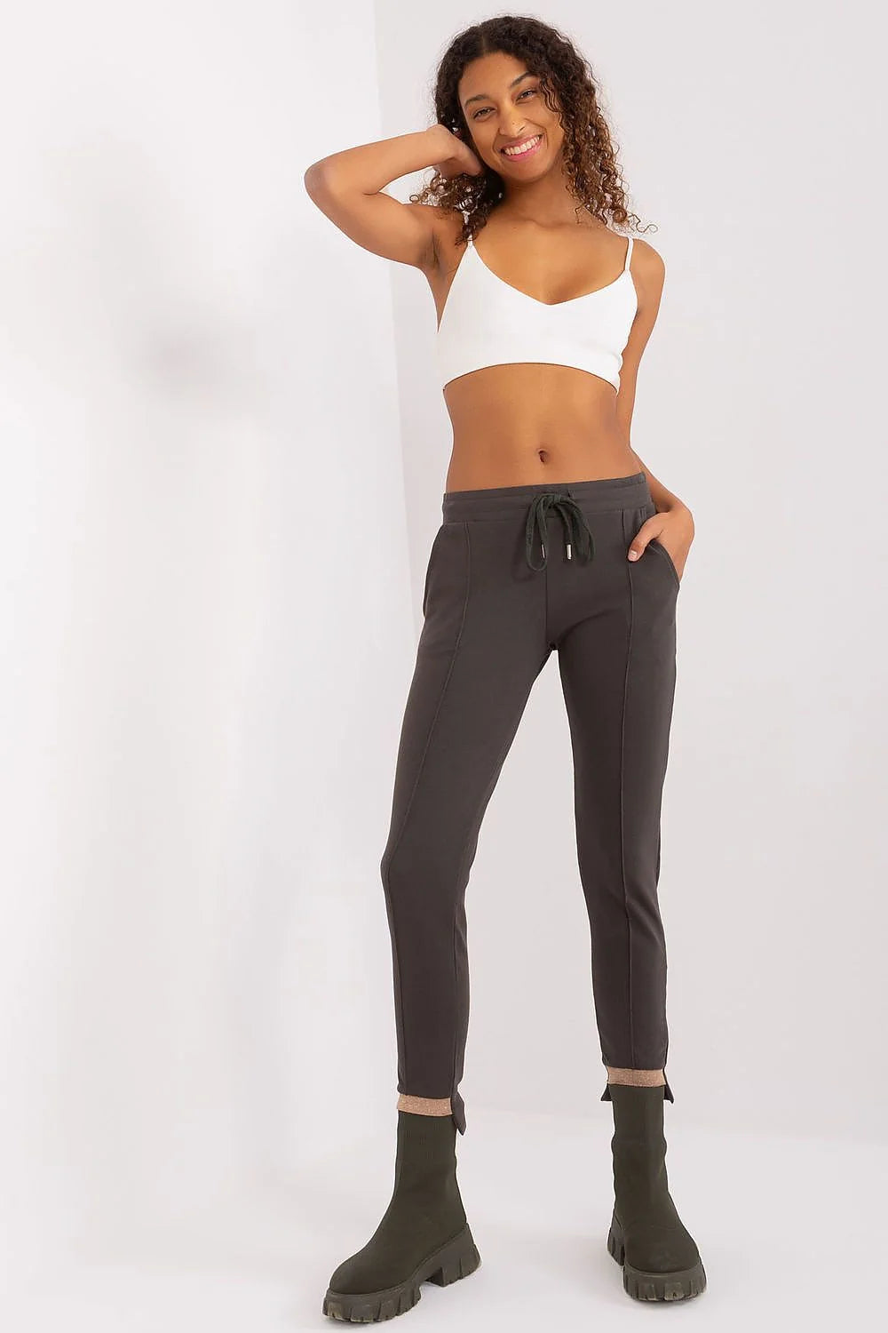 ensemble femme bralette blanche minimaliste stretch bretelles fines joggers gris anthracite slim taille haute poches latérales bottines olive