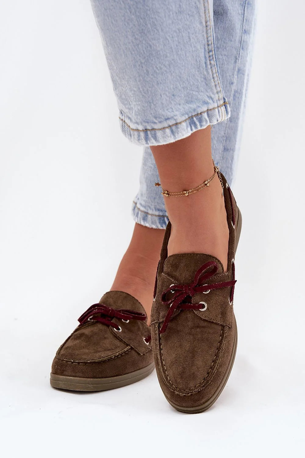 mocassins femme suédine écologique marron foncé coutures moctoe lacets bordeaux oeillets métalliques semelle caoutchouc légère bout arrondi slipon