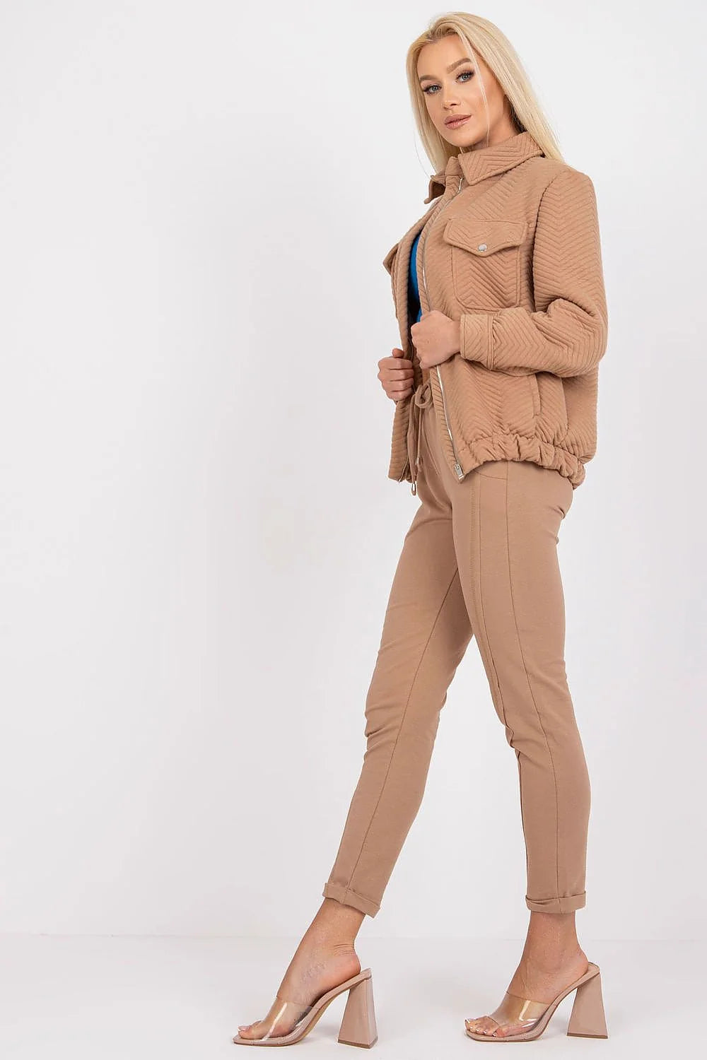 Veste surchemise beige à motifs chevrons, coupe droite, deux poches poitrine, fermeture éclair asymétrique, matelassée, polyester, femme
