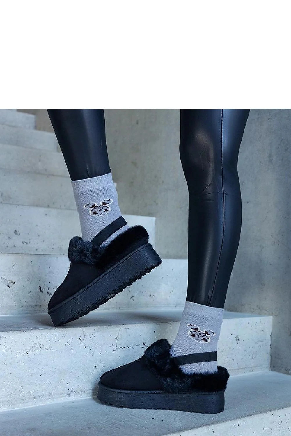 Mocassins intérieurs pour femmes en suédé noir avec fourrure, semelle antidérapante, confort maximal, style moderne