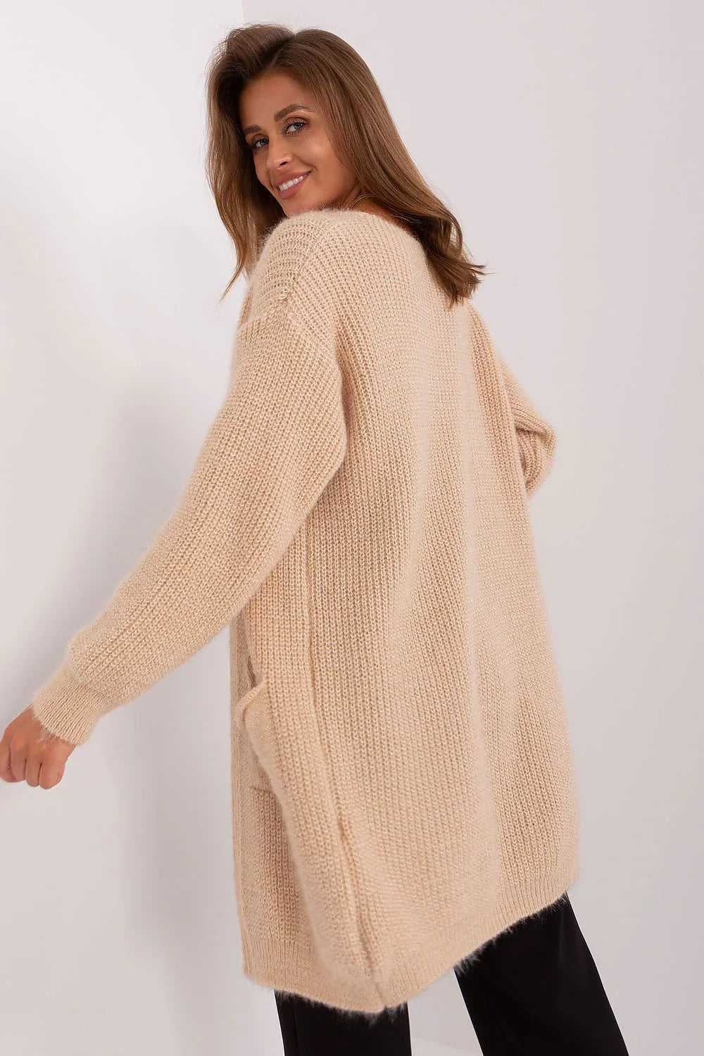 Cardigan long pour femmes style décontracté élégant coupe ouverte manches longues poches latérales matière douce coloris beige neutre occasion多种