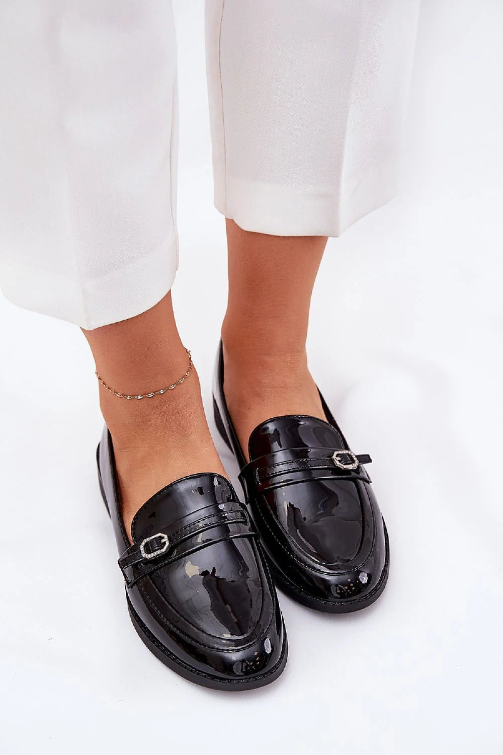 mocassins femmes cuir artificiel vernis noir bout arrondi bride métallique boucle argentée semelle caoutchouc talon bas confort finition élégant