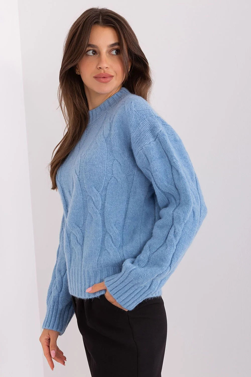 Pull maille torsadée femmes style intemporel couleur bleu clair manches longues col rond finitions côtelées