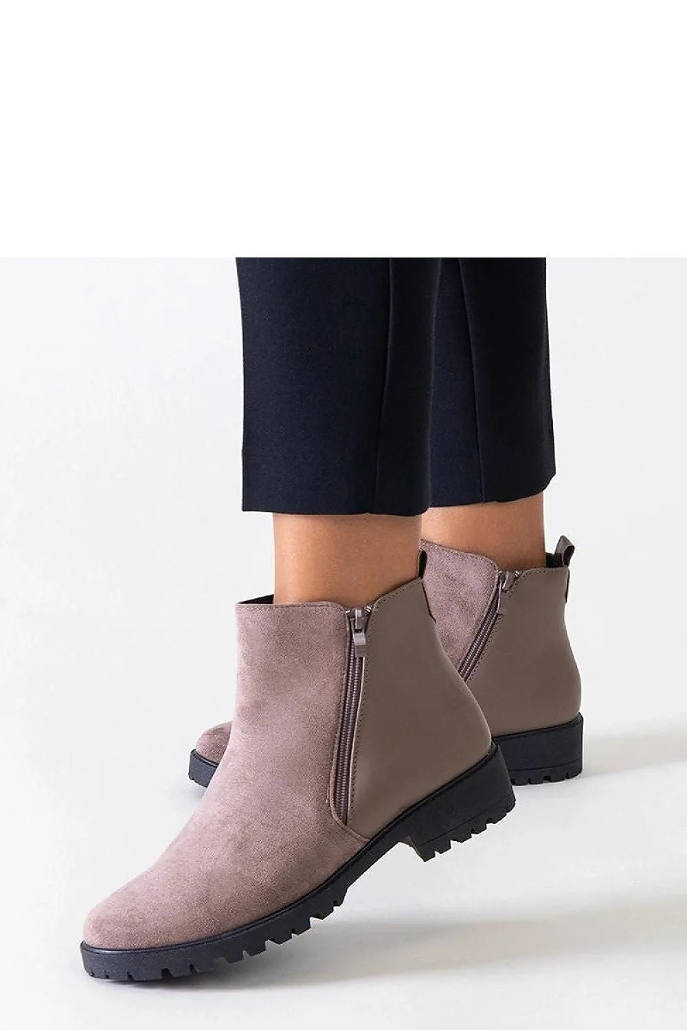 Bottines modernes élégantes pour femmes en mélange cuir daim taupe fermeture éclair latérale coupe cheville semelle caoutchouc noir