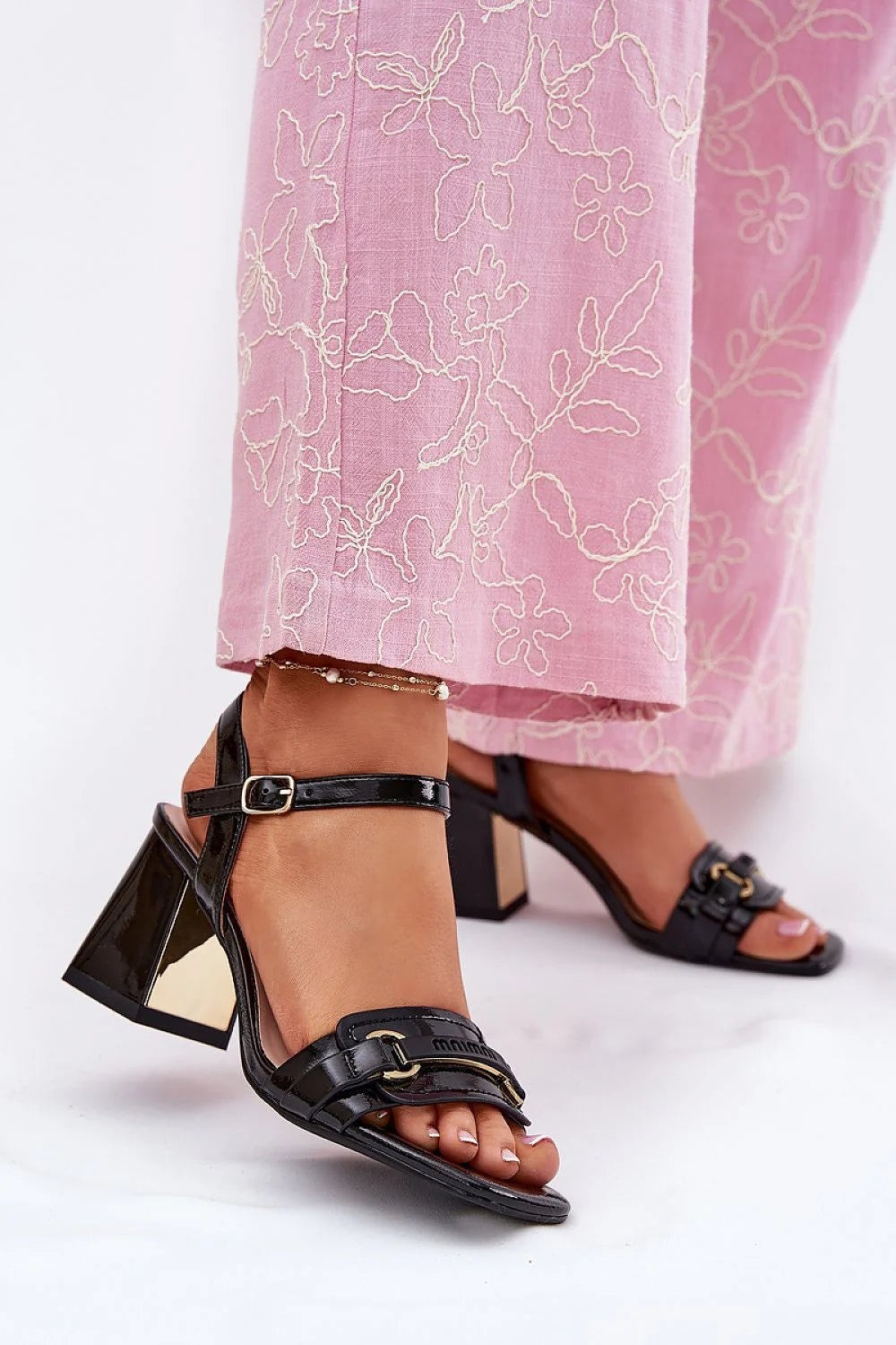 Pantalon rose floral et sandales noires à talons larges pour femmes, look estival élégant, confortable et mode