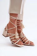 Sandales à talons block beige clair cuir artificiel clous dorés pompons femmes élégance été 2023