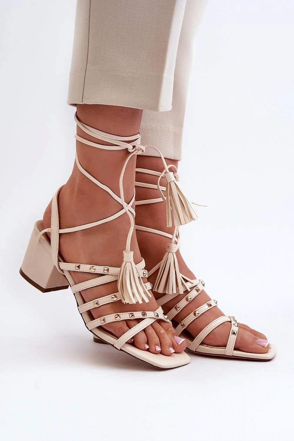 Sandales à talons block beige clair cuir artificiel clous dorés pompons femmes élégance été 2023