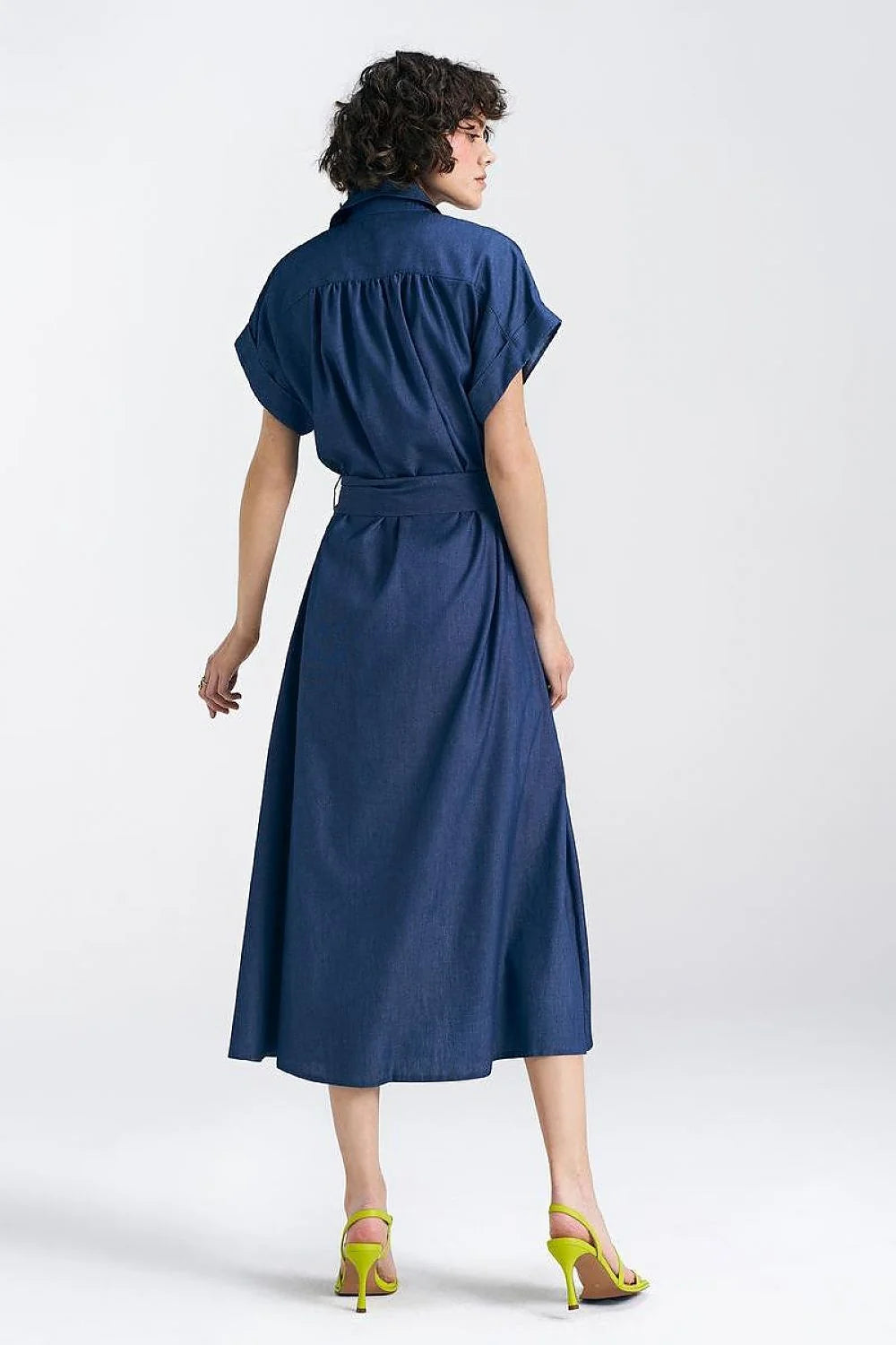 Robe chemise pour femme en denim bleu indigo coupe midi évasée manches courtes col chemise ceinture assortie fermeture boutons fente frontale occasion été