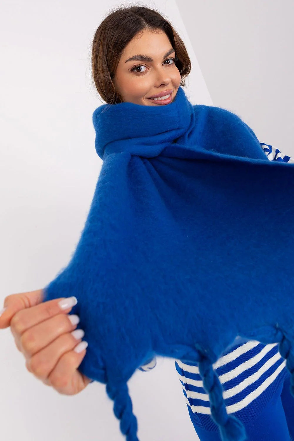 écharpe longue laine mohair bleu vive royale franges torsadées oversize châle femme enveloppante moelleuse douce épaisse maille