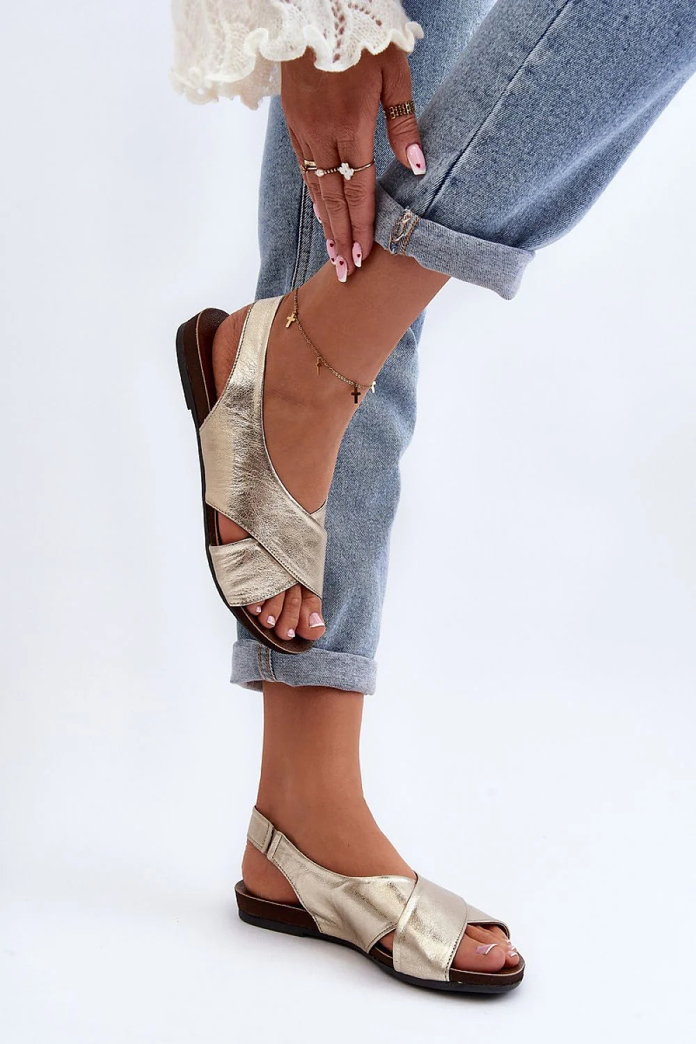 Sandales élégantes pour femme en cuir métallisé doré, style moderne, talon plat, bride croisée, open toe, été 2023
