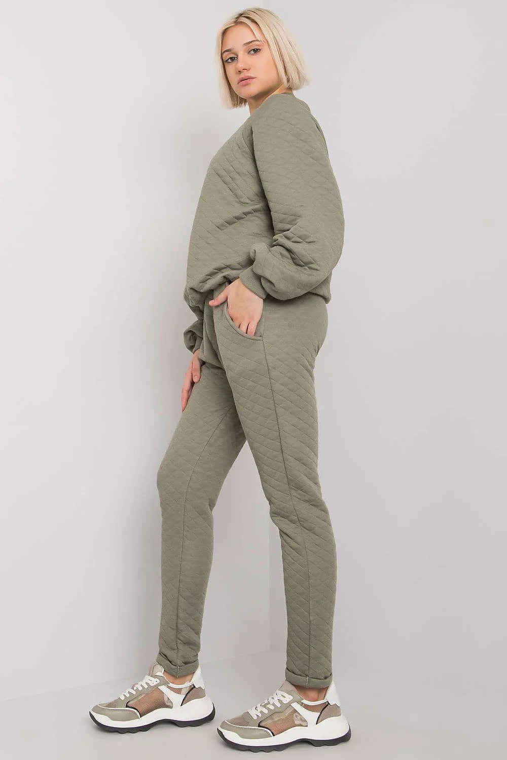 Ensemble de survêtement matelassé pour femme sweatshirt manches longues pantalon ajusté couleur verte kaki matière coton élasthanne style moderne confort loungewear occasions décontractées