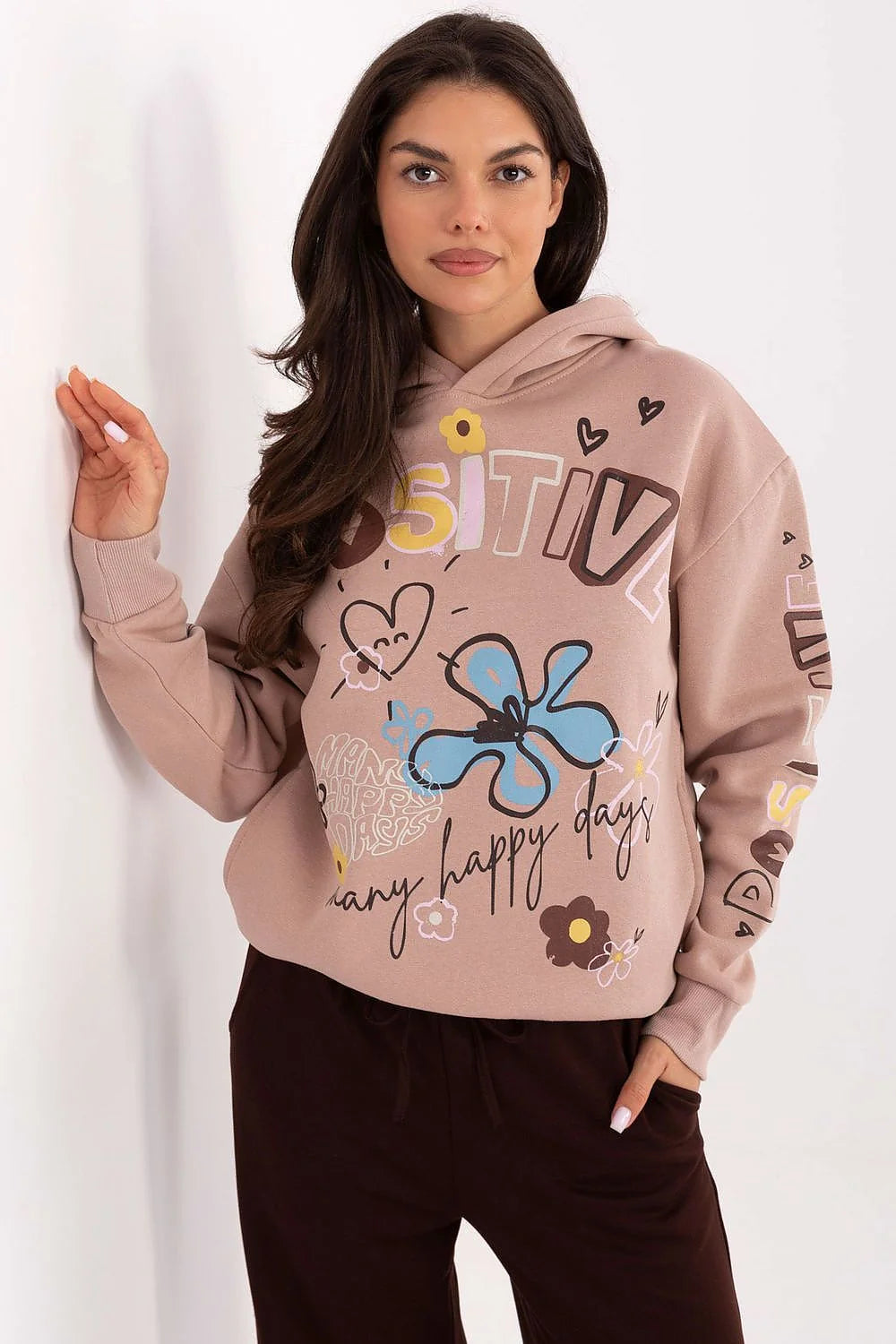 sweat hoodie femme molletonné rose poudré oversize manches longues poignets côtelés poches latérales imprimé graphique multicolore lettrage positive broderie discrète