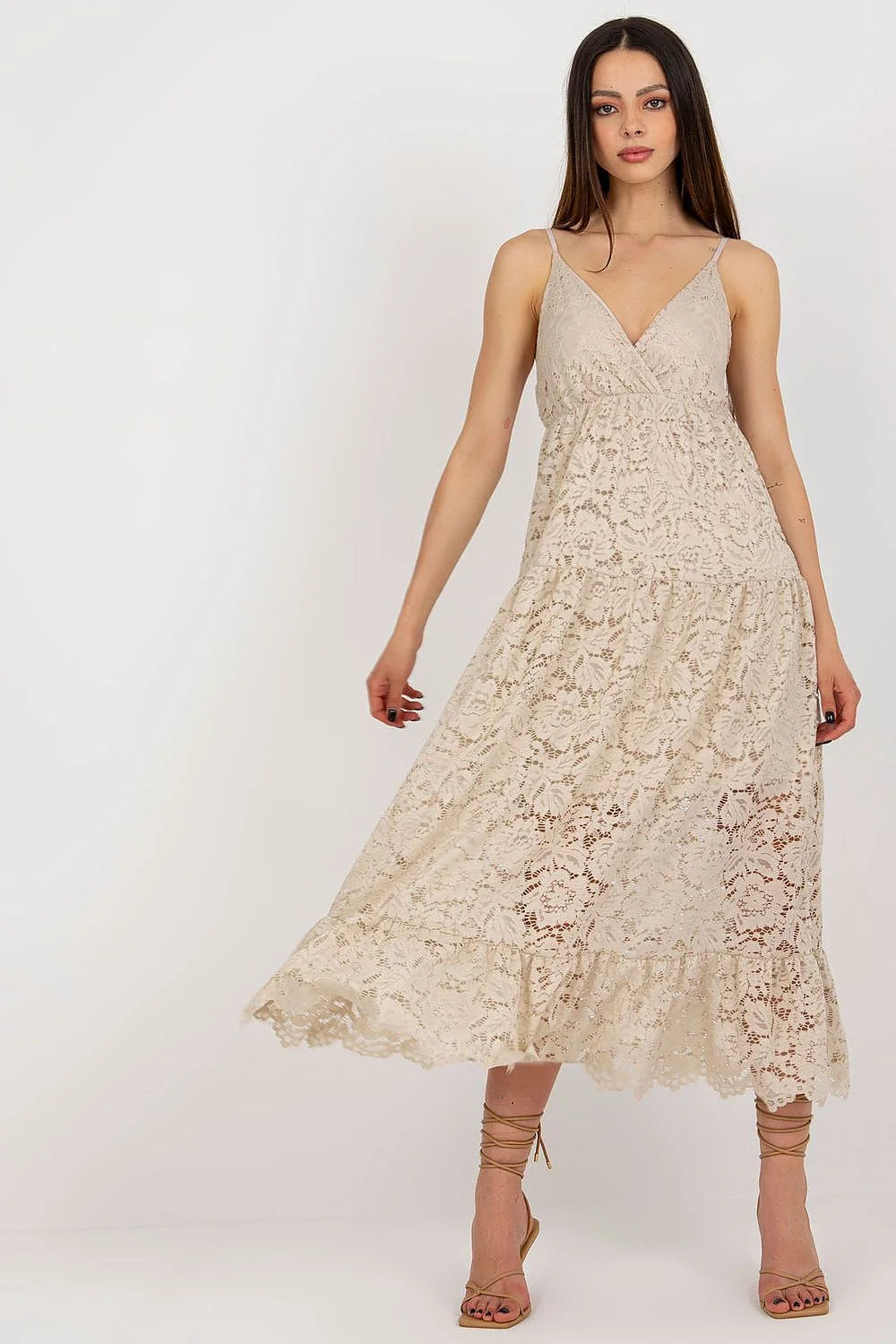 robe féminine midi dentelle florale beige bretelles spaghetti décolleté V croisé coupe empire jupe longue volants ourlet festonné doublure opaque