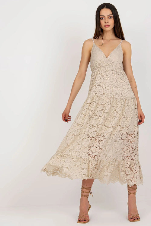 Robe dentelle florale beige coupe empire décolleté V bretelles fines volants ourlet doublure opaque