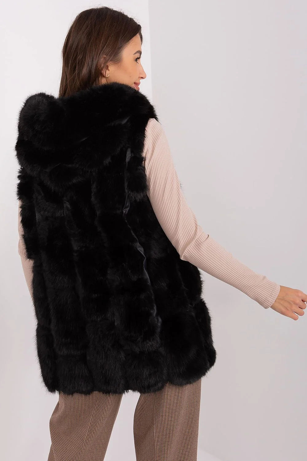 Gilet en fourrure synthétique noir sans manches élégant et chaud pour femme, coupe ample, détails luxueux, occasions多种